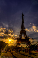 Coucher du soleil derrière la tour Eiffel